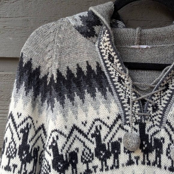 Hand Knit Peruvian Alpaca jacket with Andean Design Size Medium Gray Black White - Picture 2 of 8